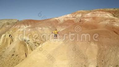 徒步旅行的女人用<strong>登山杖</strong>爬山。 空中山景。 。 美丽的山景观.. 医生